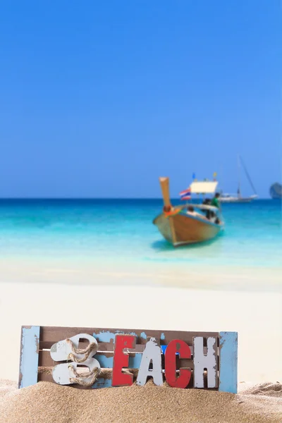 Barco de cola larga en la playa tropical del mar . — Foto de Stock