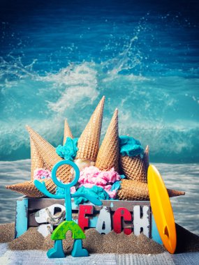 Sahilde bir kutu içinde iki icecreams
