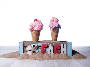 kum üzerinde bir kutu içinde iki icecreams