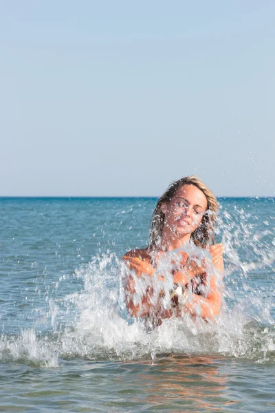 Mulher na praia — Fotografia de Stock