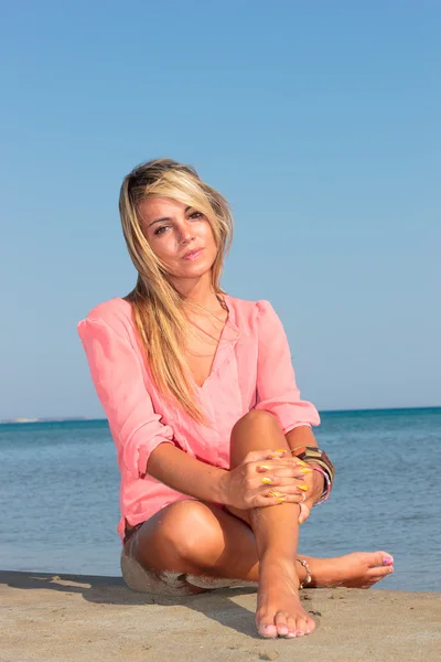 Woman on the beach — Stock Photo, Image