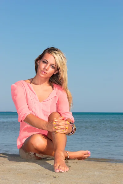 Woman on the beach — Stock Photo, Image