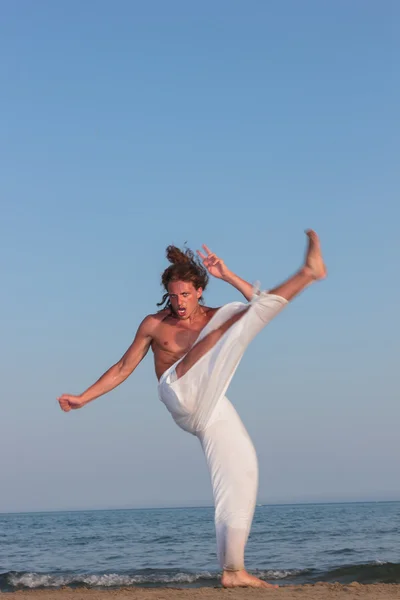 Practicing martial arts on the beach — Stock Photo, Image