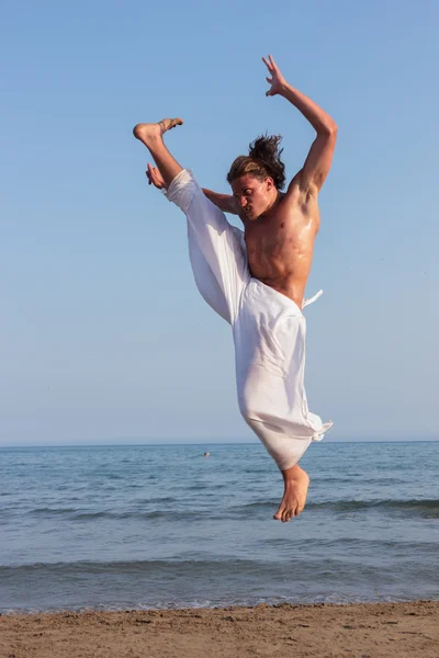 Tränar kampsport på stranden — Stockfoto