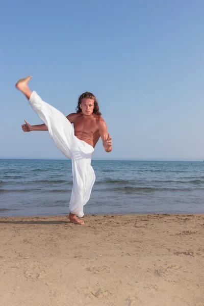 Practicing martial arts on the beach — Stock Photo, Image