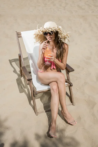 Young, slim and sexy woman on the beach — Stock Photo, Image