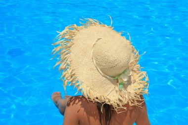 jonge vrouw ontspannen bij het zwembad 