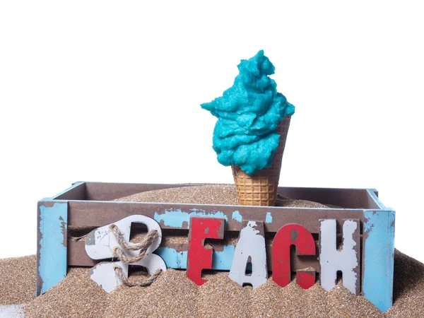 Icecream in een vak op het zand — Stockfoto