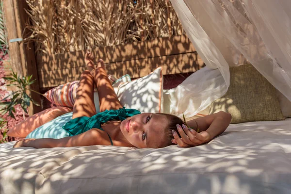 Vrouw aan de zomerlounge — Stockfoto