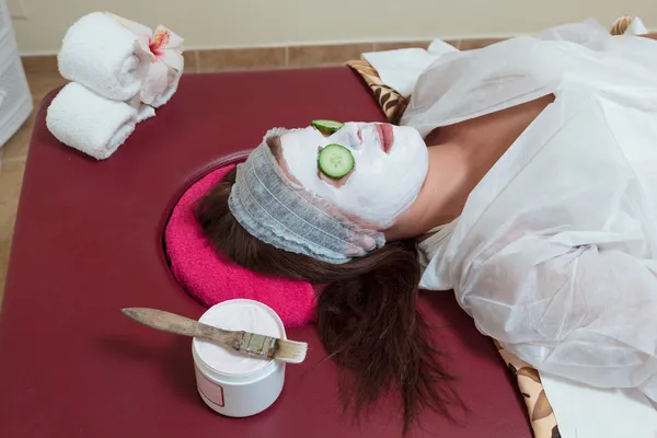 Vrouw met gezichts masker op beauty salon — Stockfoto