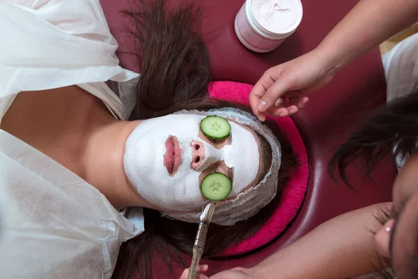 Kobieta z twarzy maski w salonie kosmetycznym — Zdjęcie stockowe