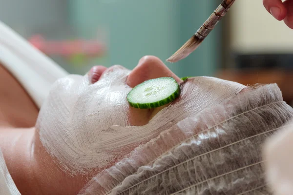 Mulher com máscara facial no salão de beleza — Fotografia de Stock