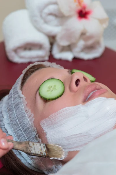 Mujer con máscara facial en el salón de belleza —  Fotos de Stock