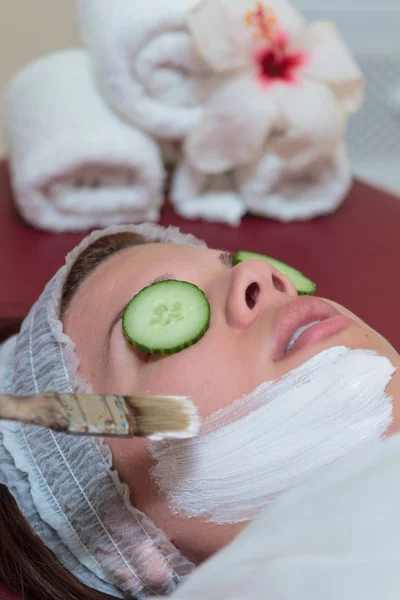 Mujer con máscara facial en el salón de belleza —  Fotos de Stock
