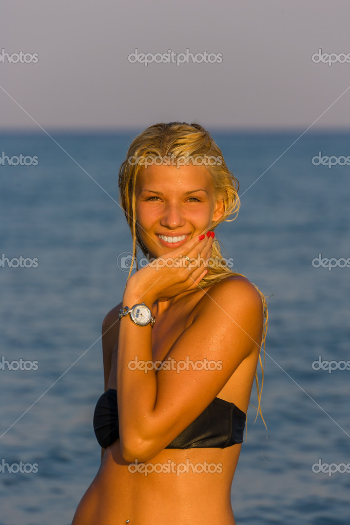 Blonde frau am strand