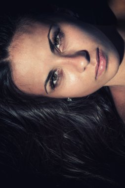 ahşap arka plan üzerinde kadın portresi