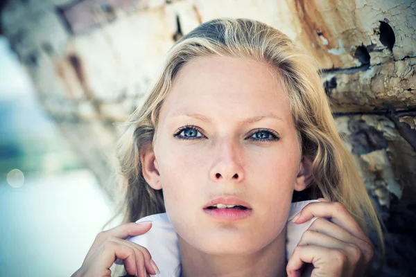 Vrouw staand op hout achtergrond — Stockfoto