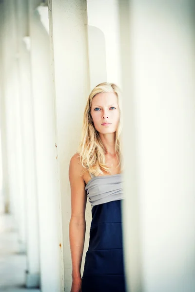 Young blonde woman posing in the streets — Stock Photo, Image