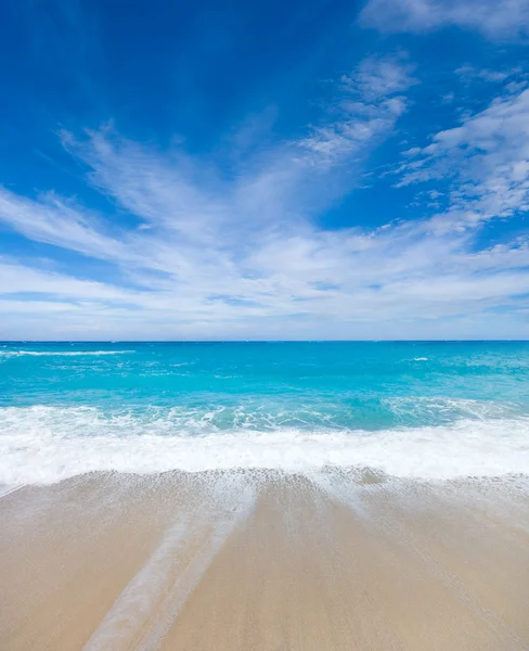 Praia selvagem da ilha de Lefkas na Grécia — Fotografia de Stock