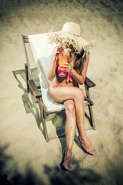 Jonge, slank en sexy vrouw op het strand — Stockfoto