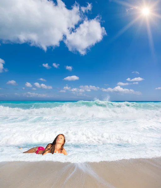 Vrouw op het strand — Stockfoto