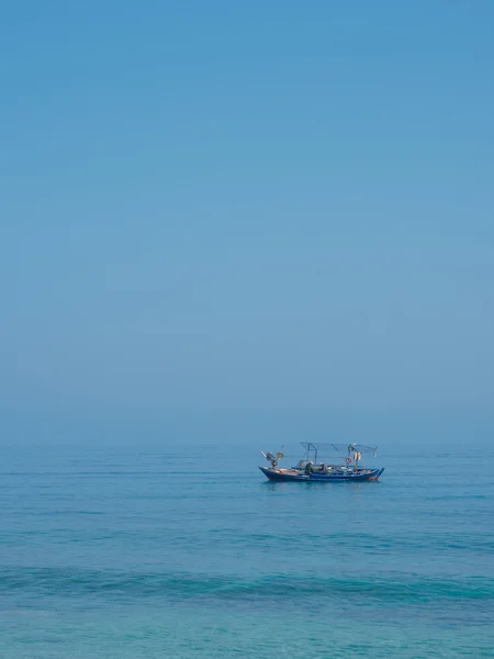 Рыбацкая лодка в море — стоковое фото