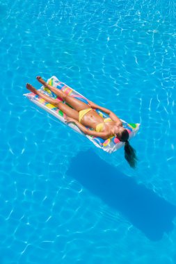Yüzme havuzunda genç bir kadın