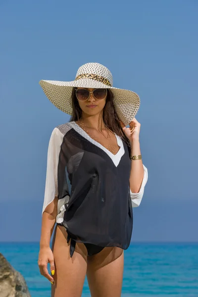 Vrouw op het strand — Stockfoto