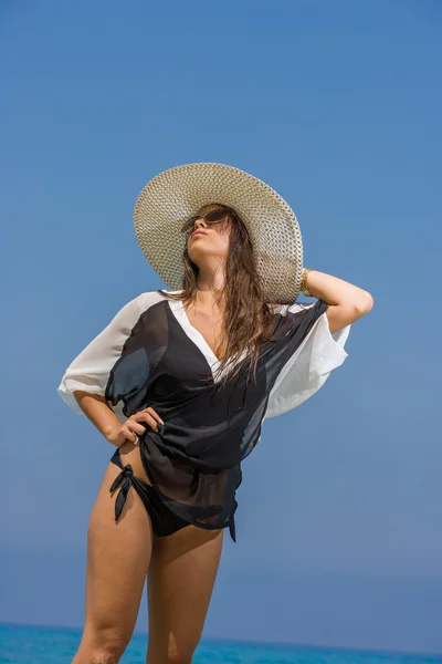 Mujer en la playa — Foto de Stock