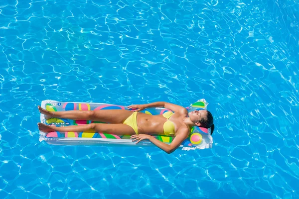 Jeune femme dans la piscine — Photo