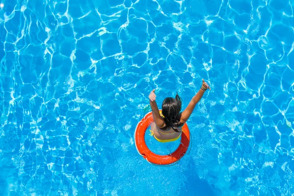Holka je relaxace v bazénu — Stock fotografie