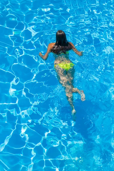 Una ragazza si rilassa in una piscina — Foto Stock