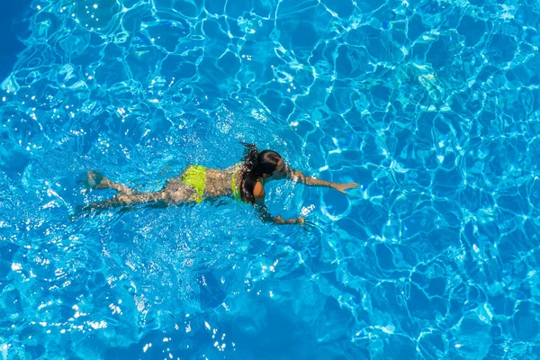 Ein Mädchen entspannt sich im Swimmingpool — Stockfoto