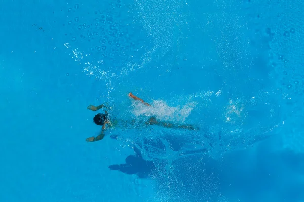 Ein Mädchen entspannt sich im Swimmingpool — Stockfoto