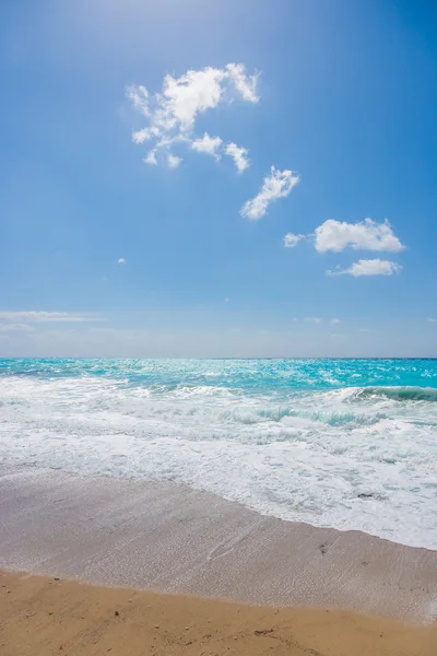 Дикий пляж острова Лефкас в Греции — стоковое фото