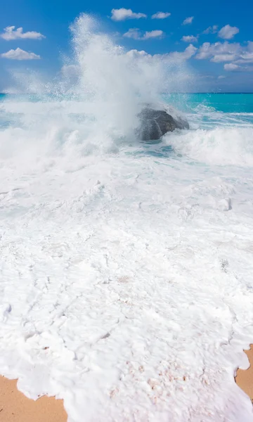 Playa salvaje de la isla de Lefkas en Grecia — Foto de Stock