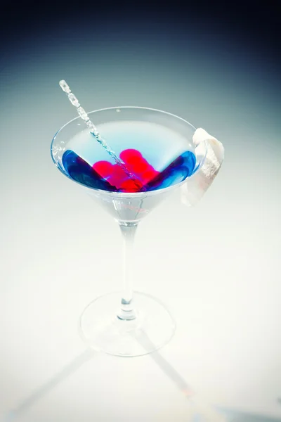 Cocktail avec vodka et sphère de fraises — Photo