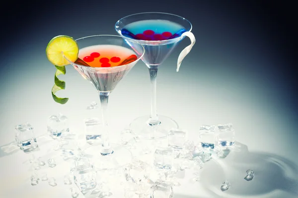 Cocktail com uísque e esfera de framboesa — Fotografia de Stock