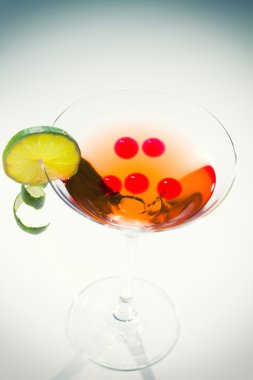 viski ve ahududu küre ile kokteyl