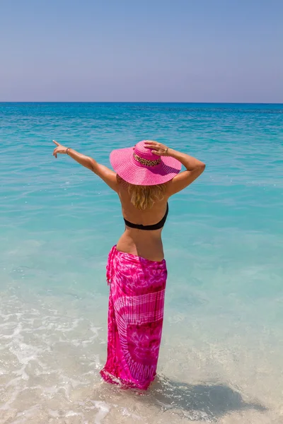 Donna con pareo sulla spiaggia — Foto Stock