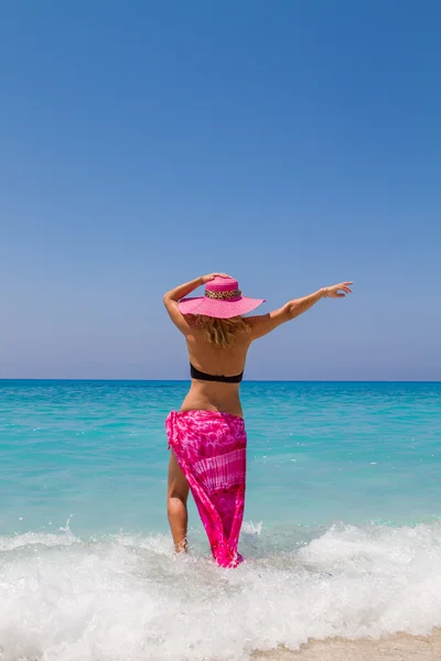Mujer con pareo en la playa —  Fotos de Stock