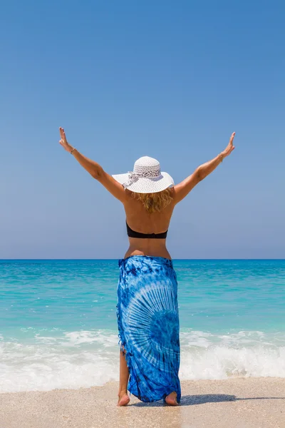 Žena s pareo na pláži — Stock fotografie