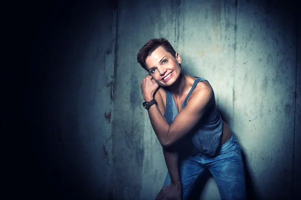 Frau auf Betonmauer Hintergrund. — Stockfoto