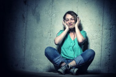 Müzik dinleyen kız