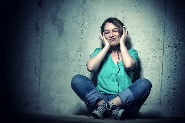 Chica escuchando música — Foto de Stock