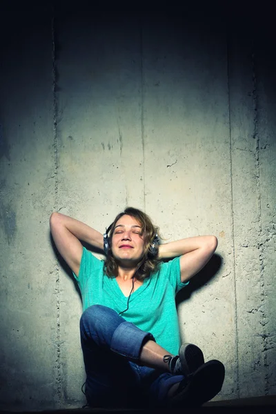 Chica escuchando música — Foto de Stock