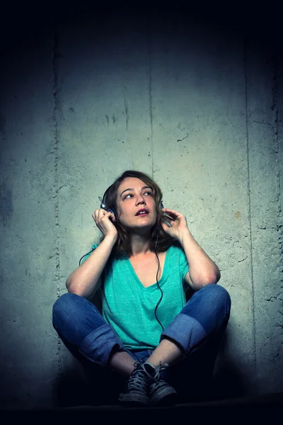 Дівчина слухає музику — стокове фото