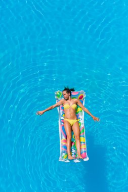 bir kızın rahatlatıcı bir yüzme havuzunda