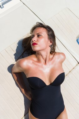 genç kadın onun özel yat üzerinde