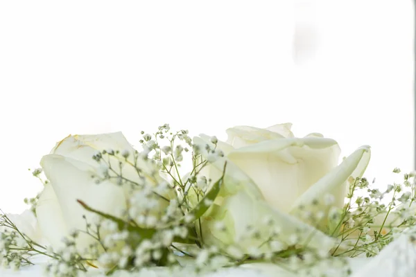 Bolo de casamento com rosas brancas c — Fotografia de Stock